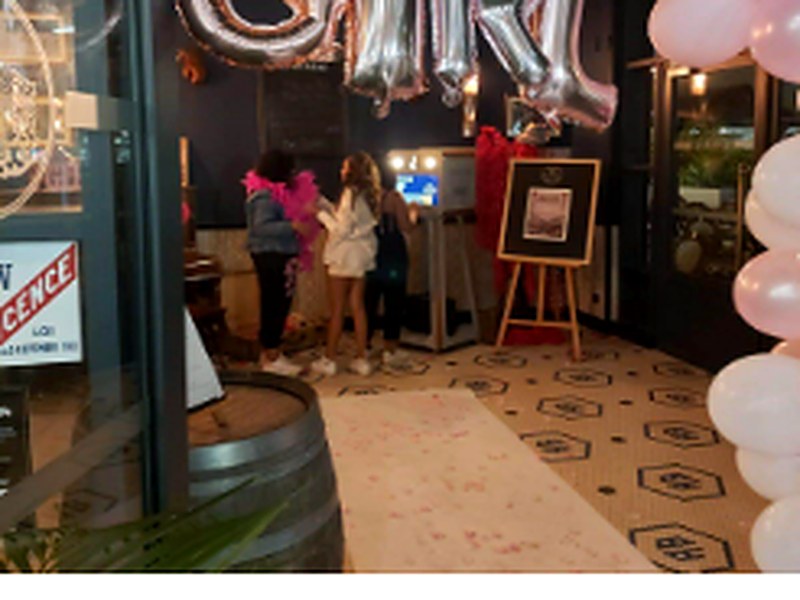 Ambiance festive avec ballons lors d'une soirée animée par Rire & Photos